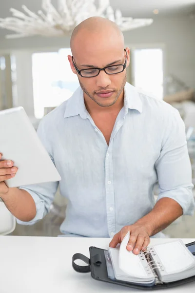 Hombre casual con tableta digital y diario en casa —  Fotos de Stock