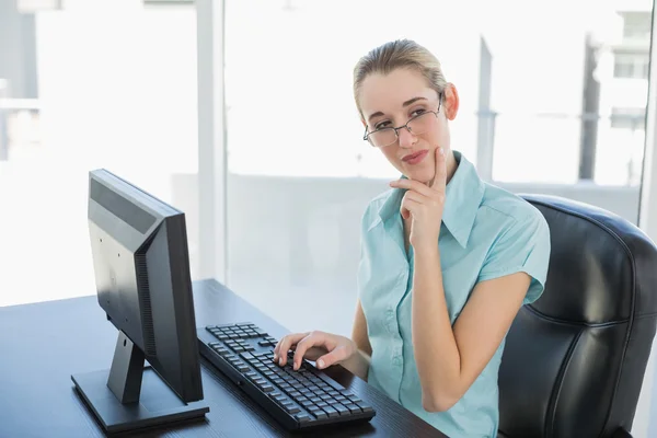 Pensiero pacifico donna d'affari che lavora sul suo computer — Foto Stock