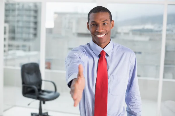 Elegante sorridente uomo d'affari afro che offre stretta di mano in ufficio — Foto Stock