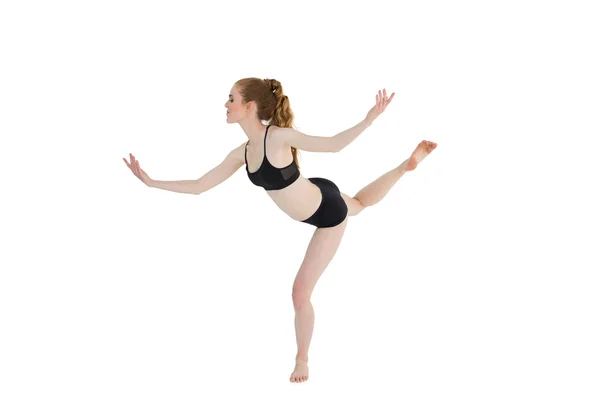 Volle Länge einer sportlichen jungen Frau beim Springen — Stockfoto