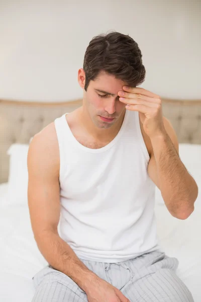 Homem que sofre de dor de cabeça na cama — Fotografia de Stock