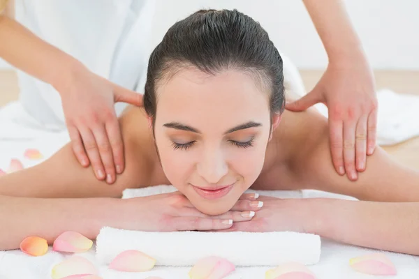 Vrouw genieten van rug massage in de spa van de schoonheid — Stockfoto