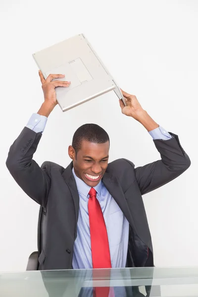 Frustrado Afro empresário esmagando laptop na mesa — Fotografia de Stock