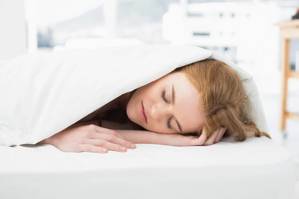 Nahaufnahme einer hübschen Frau, die im Bett schläft — Stockfoto