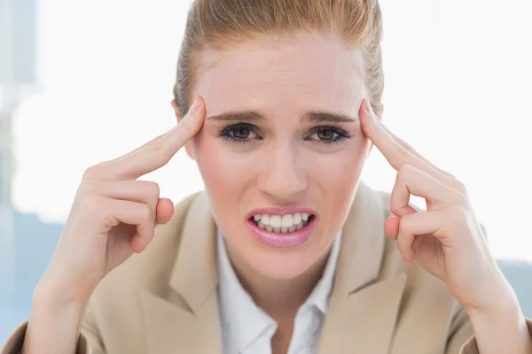 Nahaufnahme einer Geschäftsfrau, die unter Kopfschmerzen leidet — Stockfoto