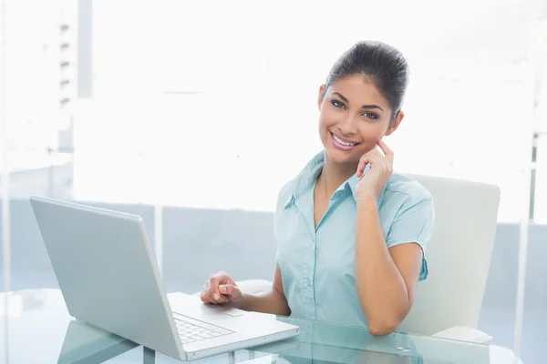Jeune femme d'affaires utilisant un ordinateur portable au bureau — Photo
