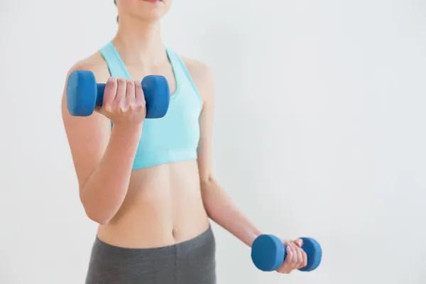 Nära håll mitten delen av kvinna med hantlar — Stockfoto