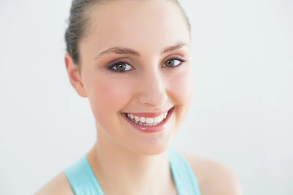 Sorrindo mulher desportiva contra a parede — Fotografia de Stock