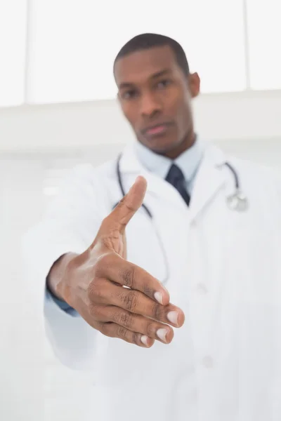 严重的男医生提供一次握手 — 图库照片