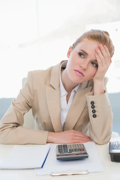 Orolig affärskvinna sitter vid office skrivbord — Stockfoto