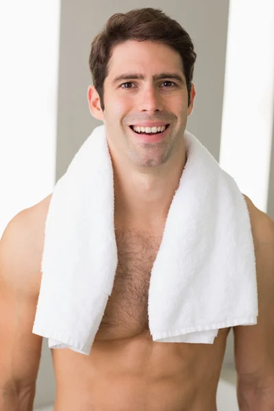 Shirtless man met de handdoek rond de nek thuis — Stockfoto