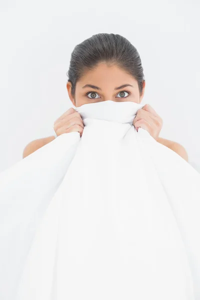 Portrait d'une femme couvrant le visage avec drap de lit — Photo