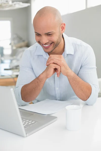 Casual adam evde laptop ile gülümseyen portresi — Stok fotoğraf