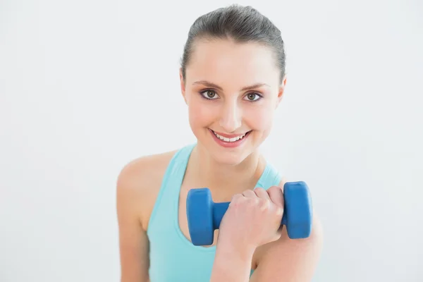 Lachende vrouw met dumbbell op fitness-studio — Stockfoto