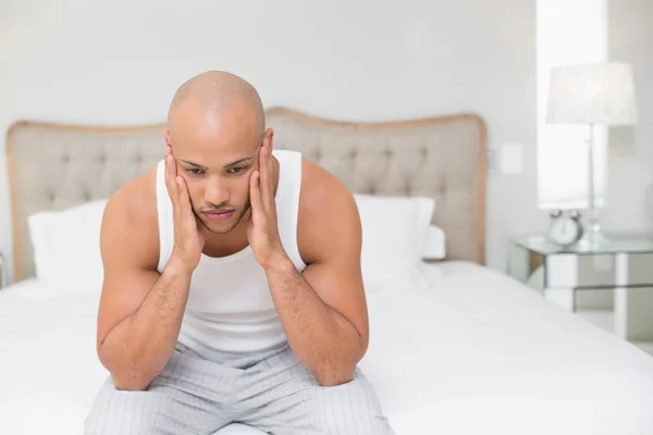 Hombre calvo sufriendo de dolor de cabeza en la cama — Foto de Stock