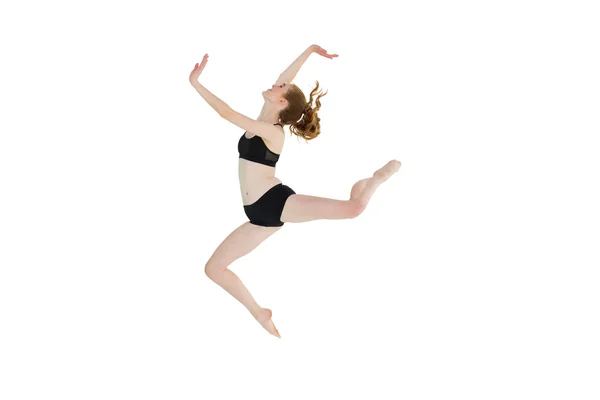 ジャンプ スポーティな若い女性の完全な長さ — ストック写真