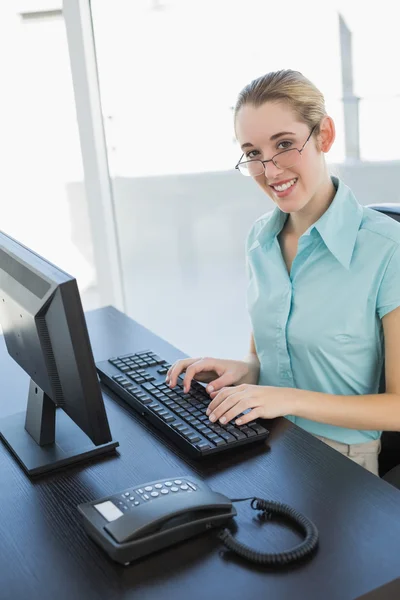 Geconcentreerde chique zakenvrouw met behulp van haar computer — Stockfoto