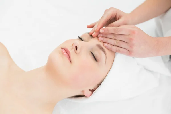 Hands massaging a beautiful woman's forehead — Stock Photo, Image