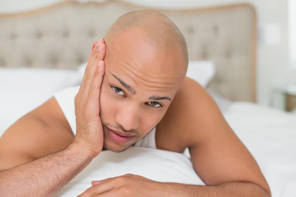 Homem careca que sofre de dor de dente na cama — Fotografia de Stock