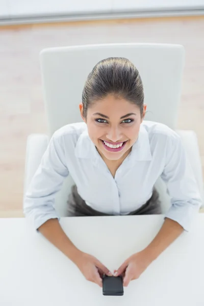 Porträtt av affärskvinna textmeddelanden i office — Stockfoto