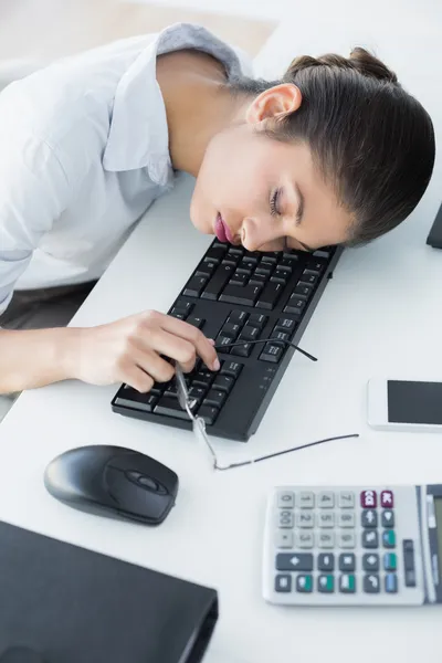 Vusinesswoman odpoczynku głowę na klawiaturze w biurze — Zdjęcie stockowe