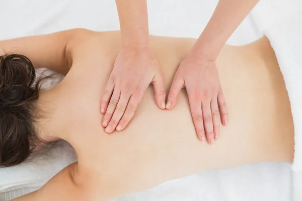 Kvinna njuter ryggmassage på beauty spa — Stockfoto