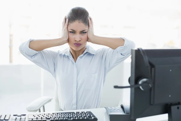 Mujer de negocios que sufre de dolor de cabeza delante de la computadora —  Fotos de Stock
