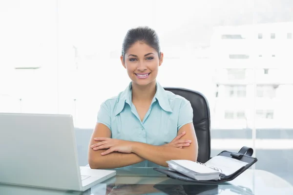 Femme d'affaires élégante avec ordinateur portable au bureau — Photo