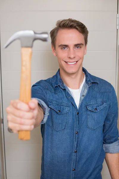 Lachende jonge klusjesman stak hamer — Stockfoto