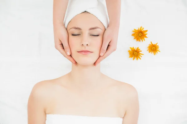 Mani massaggiando il viso di una bella donna — Foto Stock