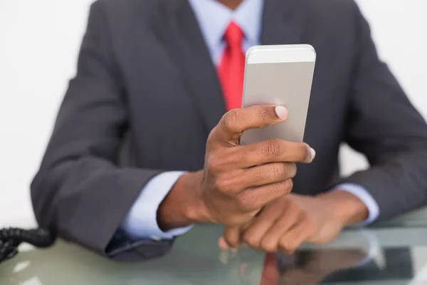 Mittelteil der gut gekleideten Geschäftsmann Textnachrichten — Stockfoto