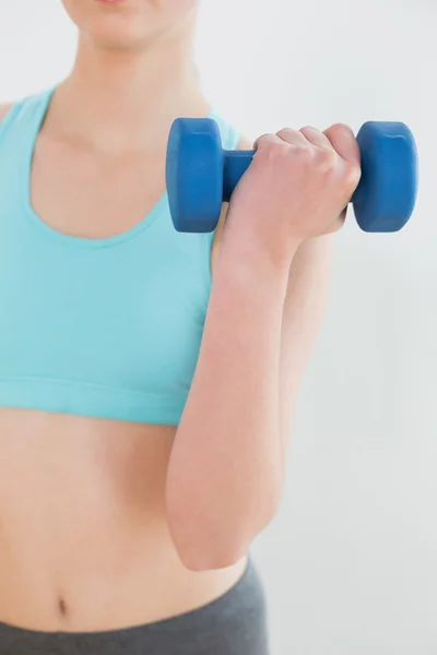 Mulher com halteres no estúdio de fitness — Fotografia de Stock