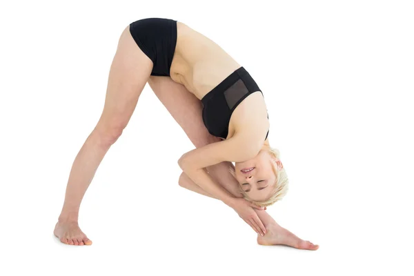 Pełnej długości sportowy kobiety pochylając się do jej nogi — Zdjęcie stockowe