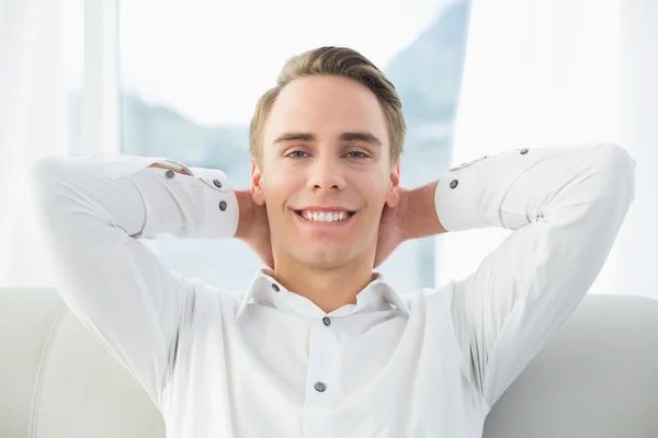 Ler avslappnad ung man liggande på soffan — Stockfoto