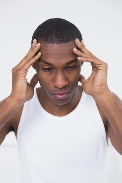 Nahaufnahme eines jungen Afro-Mannes, der unter Kopfschmerzen leidet — Stockfoto