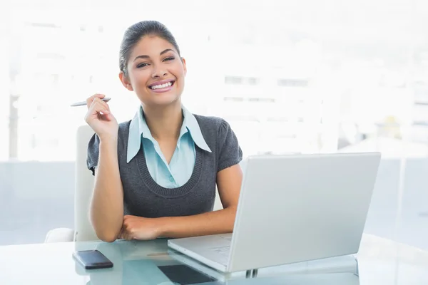 Glimlachende zakenvrouw met laptop op kantoor — Stockfoto