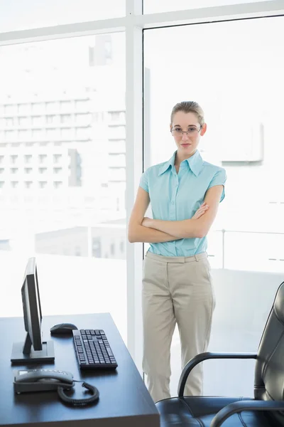 Ruhige Geschäftsfrau steht nachdenklich in ihrem Büro — Stockfoto