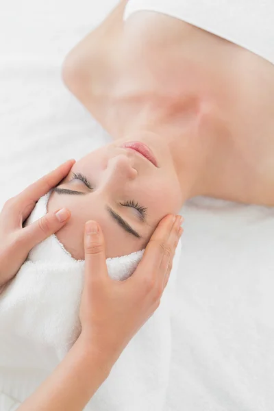 Mãos a massajar a testa da mulher no spa de beleza — Fotografia de Stock