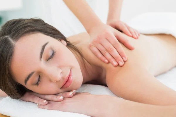 Mujer disfrutando de masaje de espalda en spa de belleza — Foto de Stock