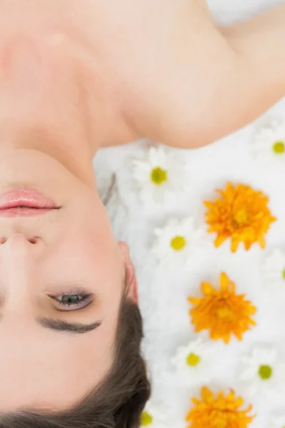 Vacker ung kvinna med blommor i skönhetssalong — Stockfoto