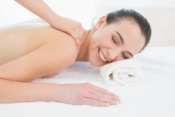 Schöne Frau genießen Rückenmassage im Beauty spaόμορφη γυναίκα απολαμβάνοντας πίσω μασάζ στο σπα ομορφιάς — Φωτογραφία Αρχείου