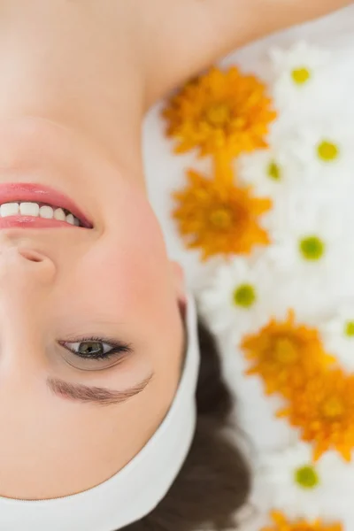 Mulher bonita com flores no salão de beleza — Fotografia de Stock