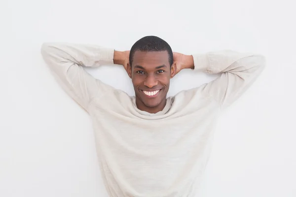 壁にカジュアルなアフロ若い男 — ストック写真