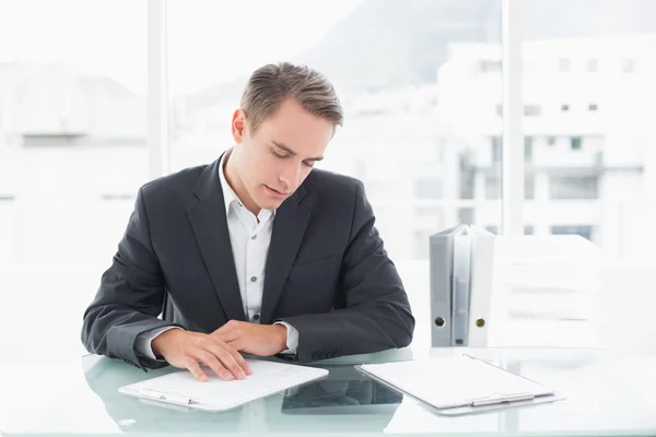 Empresário lendo documentos na mesa do escritório — Fotografia de Stock