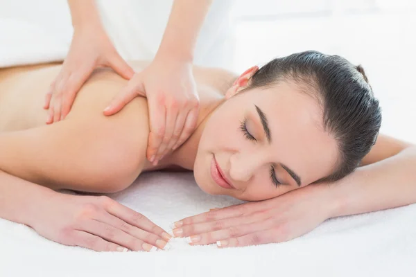 Vacker kvinna njuter ryggmassage på beauty spa — Stockfoto