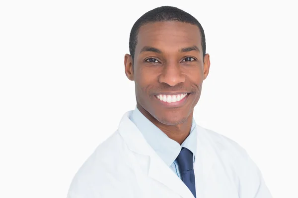 Smiling male doctor standing with arms crossed Royalty Free Stock Photos