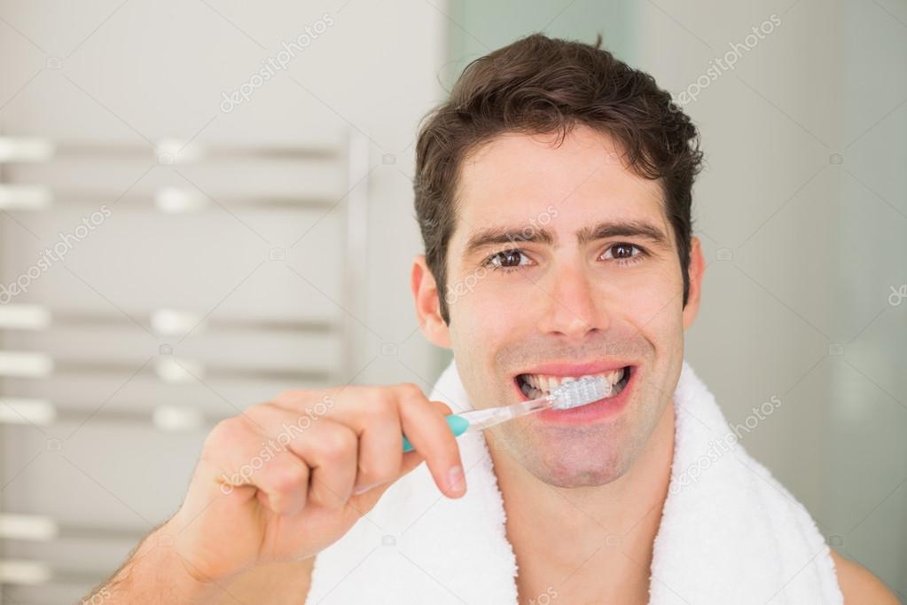 Primer Plano Retrato Del Hombre Cepillándose Los Dientes En El Baño 2023