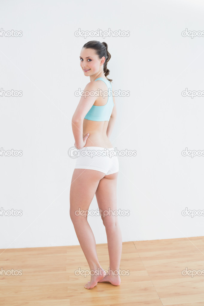 Mujer Firme Contra La Pared En El Estudio De La Aptitud Fotos De