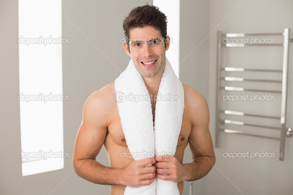 Colocar el hombre con una toalla alrededor de su cuello, en un