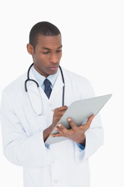 ciddi düşünceli erkek doktor aşağı bakıyor